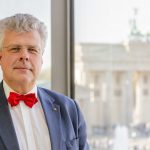 17.10.2018, Berlin: Christian Höppner, Präsident des Deutschen Kulturrates, steht bei der Vorstellung des Buches «Wachgeküsst. 20 Jahre neue Kulturpolitik des Bundes 1998-2018» in der Akademie der Künste mit dem Brandenburger Tor im Hintergrund. Foto: Christoph Soeder/dpa | Verwendung weltweit